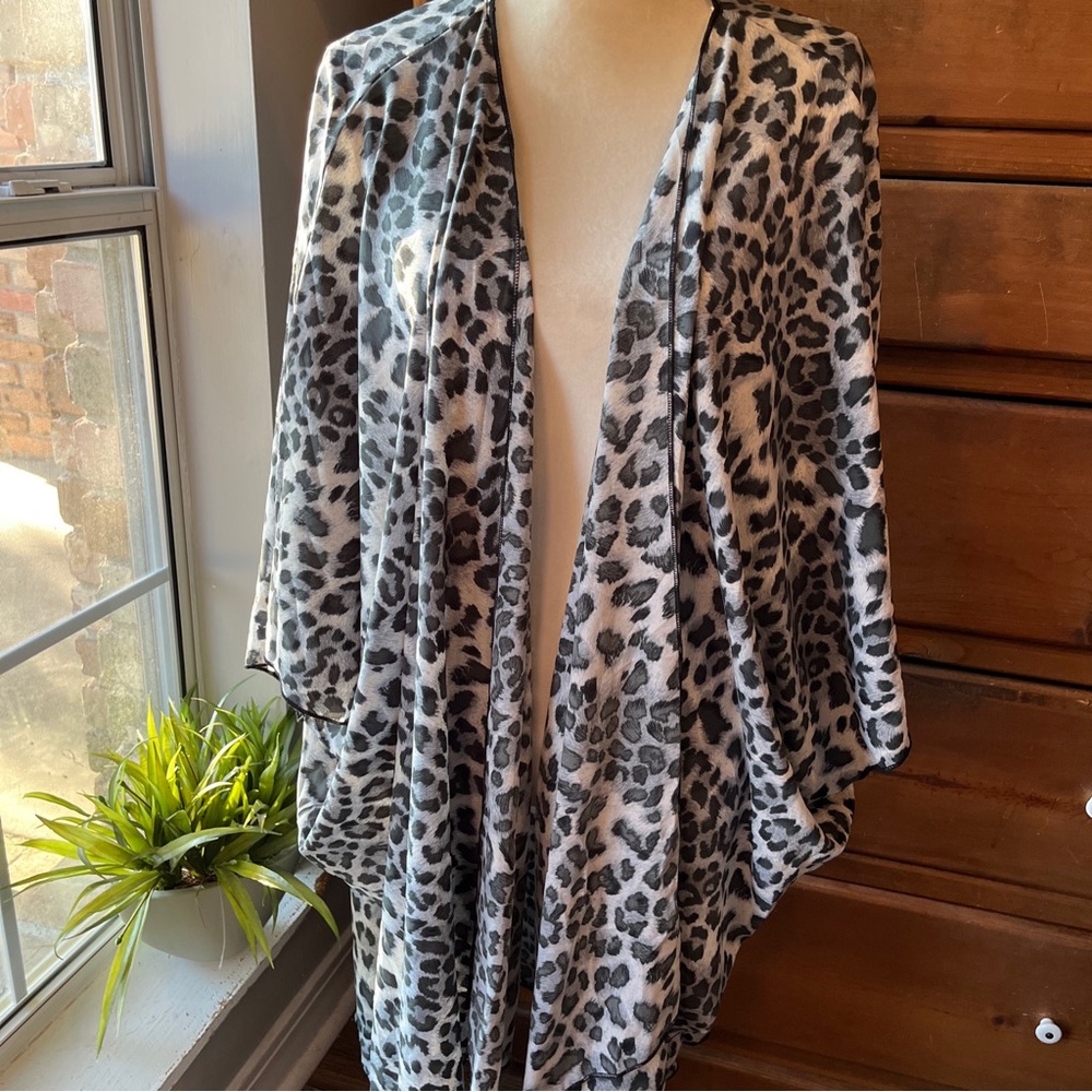 Boutique Revitalization 3X Kimono Ope Front Gray Cheetah Print Long